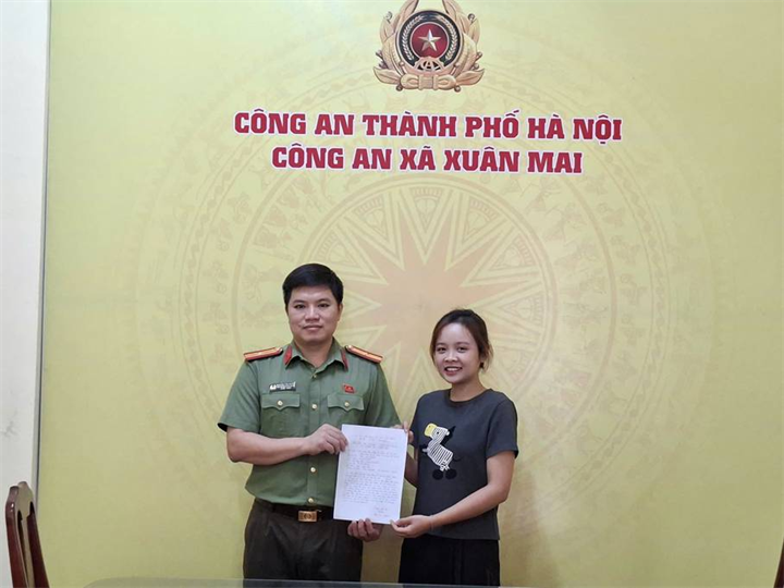Đại diện Ban Chỉ huy Công an xã tiếp nhận đơn tình nguyện tham gia nghĩa vụ Công an nhân dân của chị Đào Thu Nguyệt.