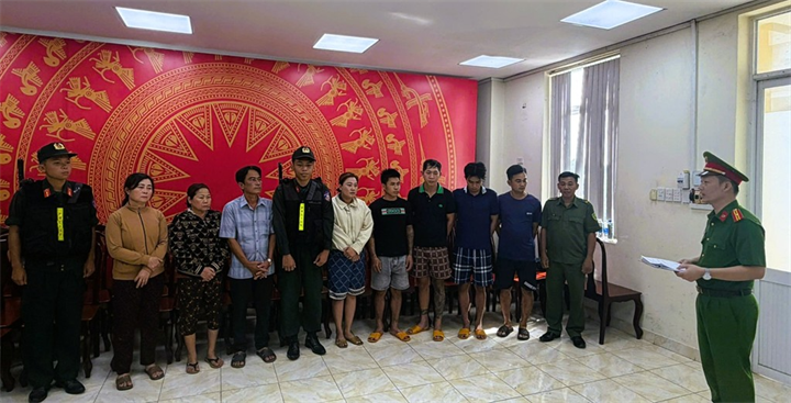 Cơ quan Cảnh sát điều tra đọc lệnh khởi tố bắt tạm giam các bị can. Ảnh: Công an Đồng Nai