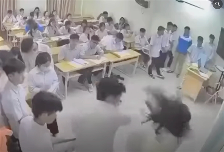 Nam sinh lao lên đánh vào đầu cô giáo ngay trên bục giảng. Ảnh: Dân trí