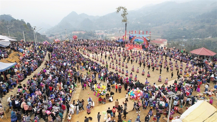 Lễ hội Gầu tào nét văn hóa truyền thống đặc sắc, mang đậm tín ngưỡng dân gian của đồng bào dân tộc Mông (Ảnh Nguồn Lào Cai)
