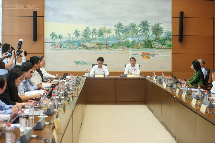 Thủ tướng Lê Minh Hưng (đại biểu Quốc hội thành phố Hải Phòng) thảo luận tại tổ - Ảnh: chinhphu.vn/Nhật Bắc