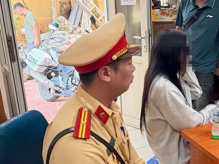 Cô gái được đưa về trụ sở đơn vị để bảo đảm an toàn.