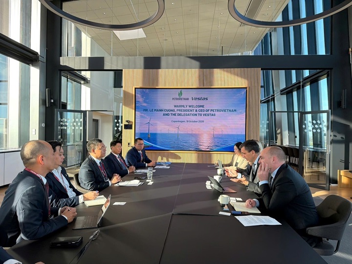 Ông Lê Mạnh Cường – Tổng Giám đốc PETROVIETNAM cùng đoàn công tác làm việc với Tập đoàn Vestas. Ảnh: PETROVIETNAM