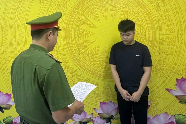 Cơ quan Cảnh sát điều tra Công an tỉnh Hưng Yên tống đạt quyết định khởi tố bị can đối với Lê Thanh Tùng