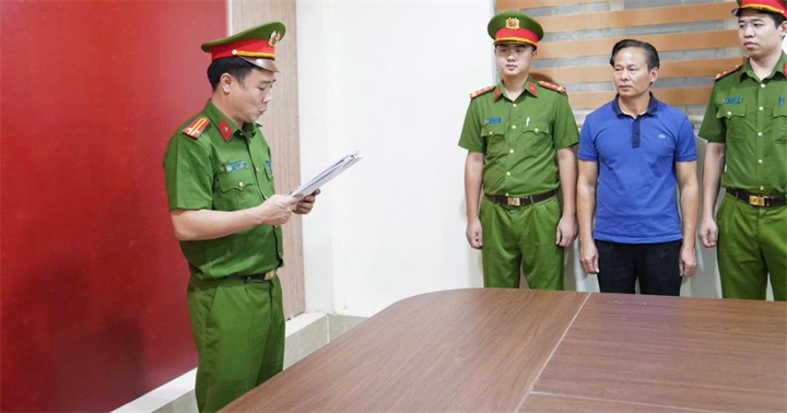 Cơ quan CSĐT thi hành Quyết định khởi tố bị can đối với Đinh Thanh Tùng - SN1973, HKTT: Thôn Đoàn Kết, xã Kim Bôi - Chủ tịch UBND xã Hợp Kim (nguyên Phó Chủ tịch UBND huyện Kim Bôi, tỉnh Hoà Bình cũ). (Ảnh: Công an Phú Thọ)