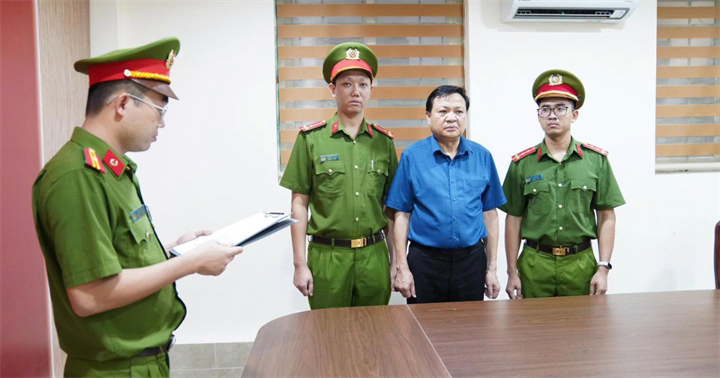 Cơ quan CSĐT thi hành Quyết định khởi tố bị can đối với đối tượng Hoàng Văn Lộc, SN 1971, HKTT: TDP 3, phường Hoà Bình - Bí thư Đảng uỷ, Chủ tịch HĐND xã Hợp Kim (Nguyên Phó Giám đốc Sở tài chính tỉnh Hoà Bình cũ). (Ảnh: Công an Phú Thọ)
