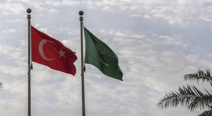 Quốc kỳ của Thổ Nhĩ Kỳ và Ả Rập Xê Út. (Ảnh: Arabnews)