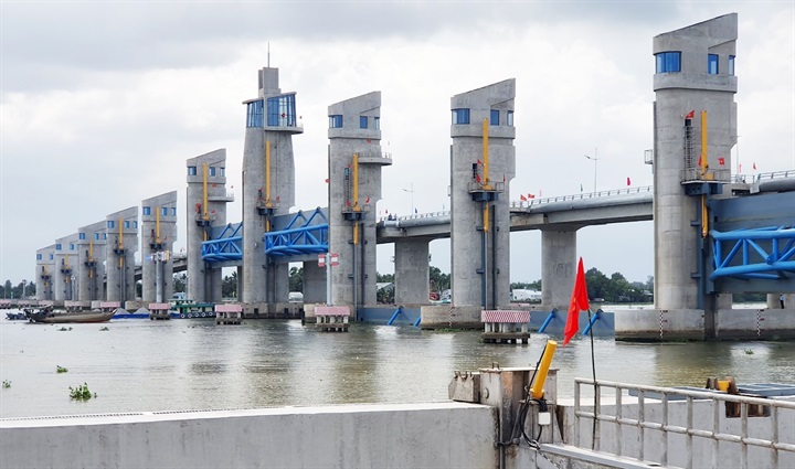 Cống Cái Lớn có 11 van, sau khi đi vào hoạt động đã phát huy hiệu quả rõ rệt trong điều tiết nguồn nước, phục vụ sản xuất và dân sinh. Ảnh: Hàm Yên.