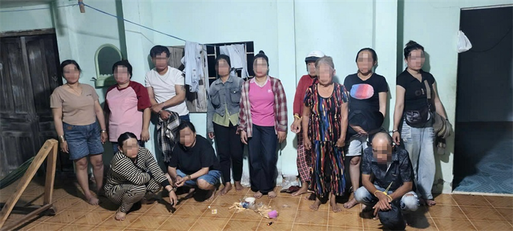 Bà D.T.H và các đối tượng tham gia đánh bạc bị bắt quả tang. Ảnh: Trang TTĐT Công an tỉnh Lâm Đồng