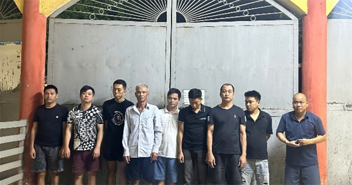 Các đối tượng đánh bạc bị bắt giữ. (Ảnh: Bộ Công an)