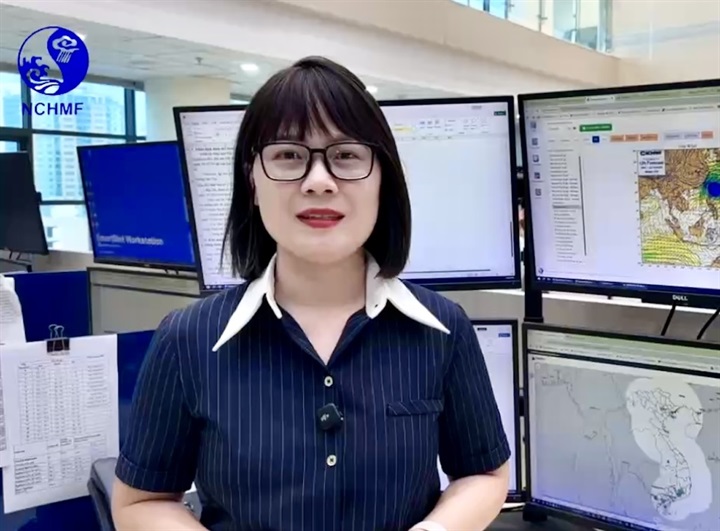 Bà Trần Thị Thuý Nga, dự báo viên Phòng Dự báo thời tiết, Trung tâm Dự báo Khí tượng Thuỷ văn Quốc gia. Ảnh: NCHMF
