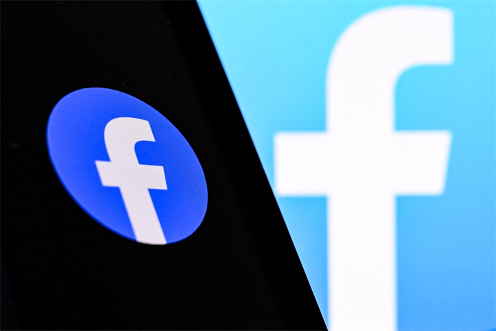 Logo của mạng xã hội Facebook hiển thị trên một chiếc điện thoại thông minh
Ảnh: AFP
