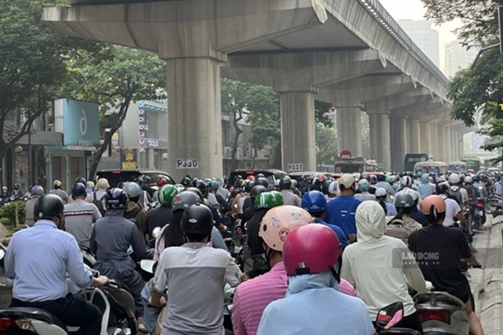 Tốc độ đi lại bình quân toàn khu vực nội đô trong giờ thấp điểm đạt 21,02km/h, nhưng vào giờ cao điểm đã rơi xuống mức 15,54km/h. (Ảnh: Lao đông)