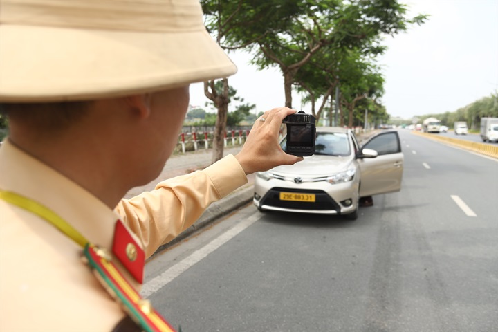 CSGT Hà Nội tăng cường tuần tra, ghi hình, ứng dụng công nghệ nhằm phát hiện và xử lý các trường hợp dừng, đỗ sai quy định quanh sân bay Nội Bài.