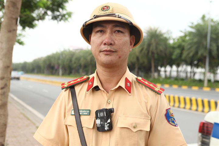 Đại úy Nguyễn Hữu Túy, cán bộ Đội CSGT đường bộ số 15.