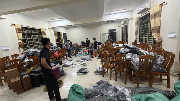 Lực lượng Công an xã Thái Thụy phối hợp với Đội Quản lý thị trường số 7 kiểm tra, phát hiện và tạm giữ số lượng lớn hàng hoá có dấu hiệu giả mạo nhãn hiệu tại cửa hàng thời trang Đức Bun trên địa bàn xã. Ảnh: Cổng TTĐT Công an tỉnh  Hưng Yên