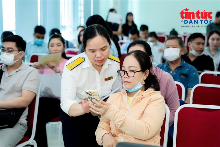Cán bộ ngành thuế hỗ trợ người dân, doanh nghiệp sử dụng công nghệ và tránh lừa đảo trên không gian mạng.
