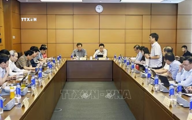 Đoàn đại biểu Quốc hội các tỉnh Tây Ninh và Hưng Yên thảo luận ở tổ. Ảnh: Doãn Tấn/TTXVN