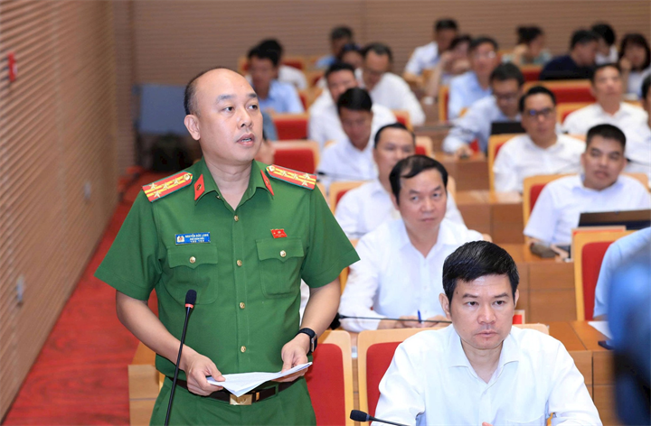 Đại tá Nguyễn Đức Long, Phó Giám đốc Công an thành phố Hà Nội trả lời chất vấn. Ảnh: Thành Thái