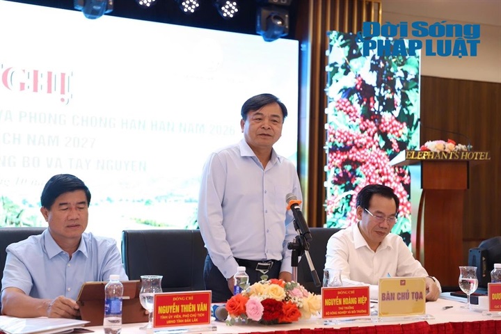 Thứ trưởng Nguyễn Hoàng Hiệp phát biểu kết luận tại Hội nghị "Sơ kết công tác sản xuất trồng trọt và phòng chống hạn hán; triển khai kế hoạch năm 2027 vùng Duyên Hải Nam Trung bộ và Tây Nguyên". Ảnh: NVCC