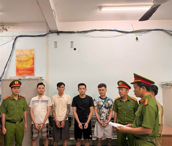 Cơ quan Cảnh sát điều tra Công an TP.HCM  tống đạt các quyết định và lệnh đối với các đối tượng. Ảnh: Cổng TTĐT Công an TP.HCM