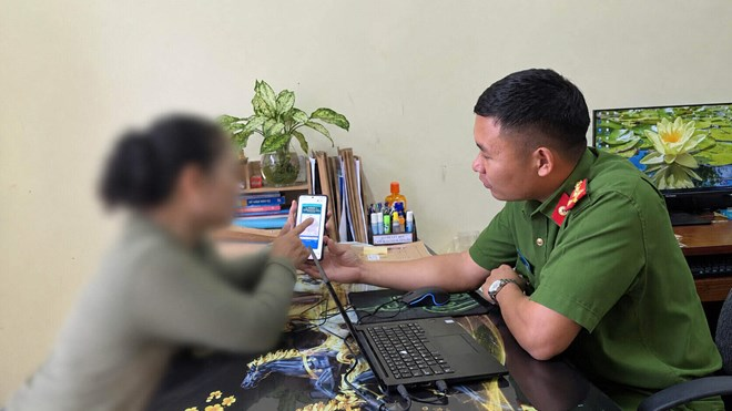 Bà P.T.H đến trình báo công an sau khi bị lừa đảo, chiếm đoạt tài sản. Ảnh: Công an xã Ea Knốp/Lao động