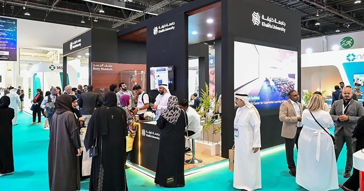 Khách tham quan trao đổi tại các gian hàng trong khu trưng bày Abu Dhabi Global Health Week 2025. Ảnh: dmg events​