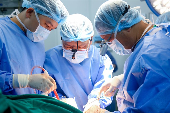 Các bác sĩ thực hiện ghép tạng tại Bệnh viện Hữu nghị Việt Đức (Ảnh: BVCC).