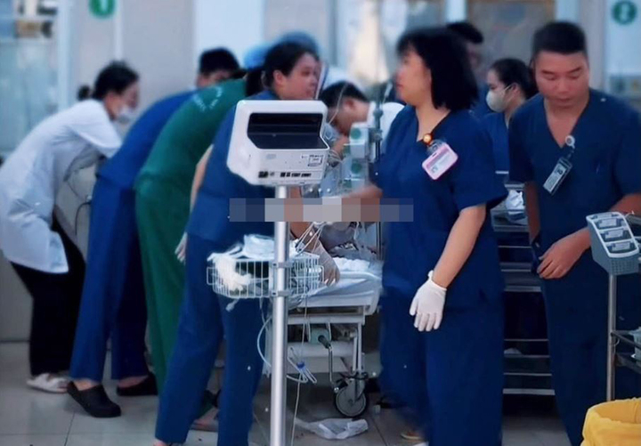 Các y bác sĩ nhiều khoa được huy động cứu bệnh nhi. (Ảnh: BVCC)