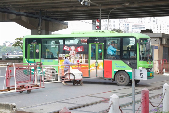 Thống kê của CSGT Hà Nội cho thấy, từ ngày 15/9 đến 14/10, lực lượng chức năng đã phát hiện, xử lý 538 phương tiện vi phạm liên quan đến đường sắt.