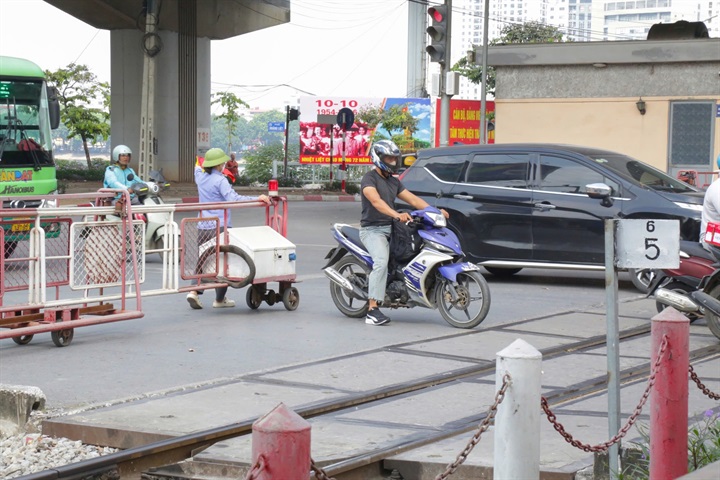 Lực lượng CSGT kiên quyết xử lý các trường hợp cố tình vượt đường ngang đường sắt khi cần chắn đang hạ.
