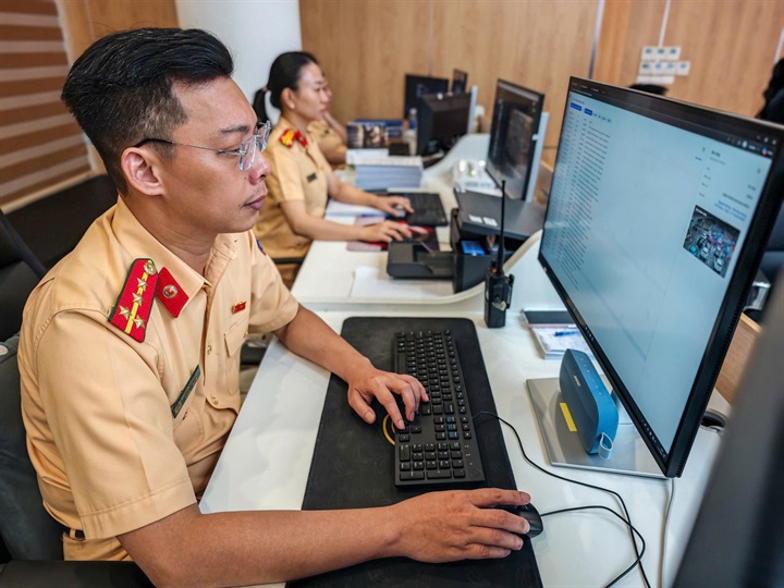 CSGT ứng trực, xử lý thông tin về tình hình giao thông gửi về từ thống camera AI. Ảnh CACC.