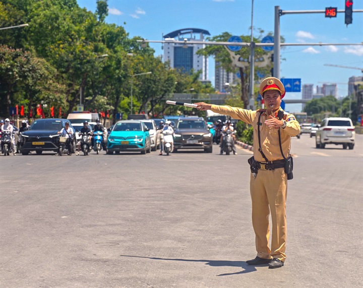 Đội CSGT đường bộ số 4 phân luồng giao thông tại Lê Duẩn - Đại Cồ Việt. Ảnh CACC.
