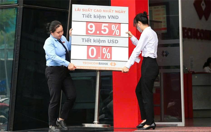 Lãi suất tiền gửi tại nhiều ngân hàng đang điều chỉnh. Ảnh: Tạp chí Kinh tế Chứng khoán Việt Nam.