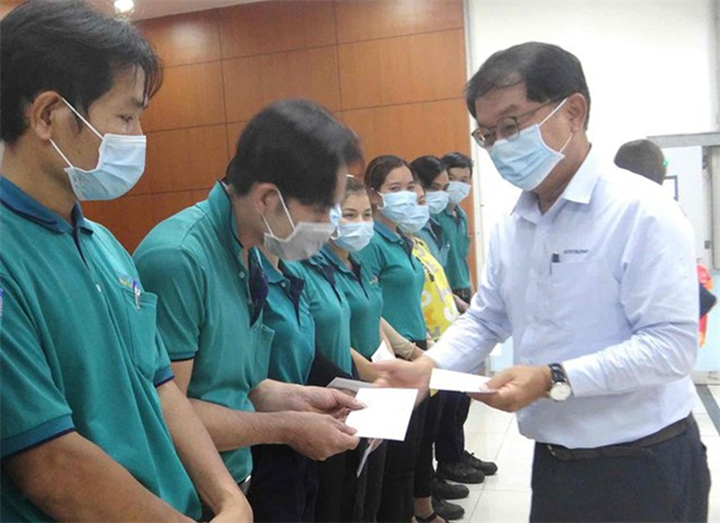 Lãnh đạo một doanh nghiệp tặng quà hỗ trợ cho công nhân, người lao động. Ảnh: Báo Điện tử Chính phủ