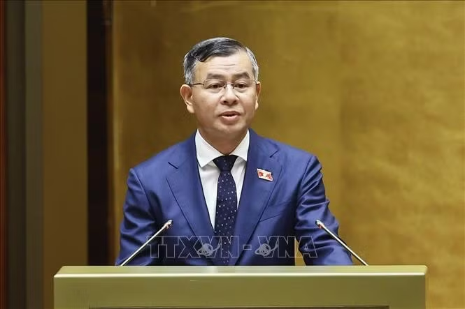 Bộ trưởng Bộ Tài chính Ngô Văn Tuấn, thừa ủy quyền của Thủ tướng Chính phủ trình bày tờ trình về 05 dự án: Luật Ngân sách nhà nước (hợp nhất); Luật Đấu thầu (sửa đổi); Luật sửa đổi, bổ sung một số điều của Luật Đầu tư; Luật sửa đổi, bổ sung một số điều của Luật Thuế thu nhập doanh nghiệp, Luật Thuế sử dụng đất phi nông nghiệp, Luật Thuế thu nhập cá nhân; Luật Trưng mua, trưng dụng tài sản (sửa đổi). Ảnh: Doãn Tấn/TTXVN