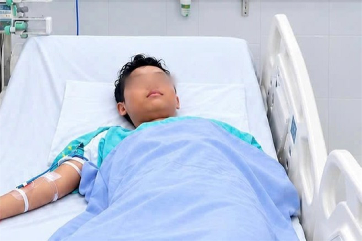 Bệnh nhi bị sét đánh đang điều trị tại bệnh viện. Ảnh: A.X/Vietnamnet