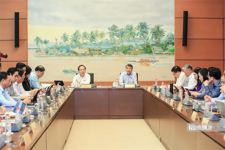 Quang cảnh phiên họp tại tổ 3 chiều 23/10 (Ảnh: Hữu Thắng).
