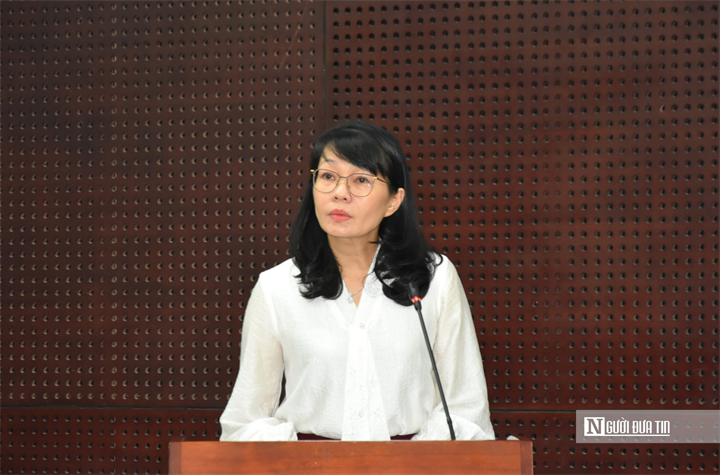 Bà Trần Thị Thanh Tâm, Giám đốc Sở Tài chính Đà Nẵng, thông tin về kết quả thu ngân sách và nguồn thu từ đất tại buổi họp báo ngày 23/10.
