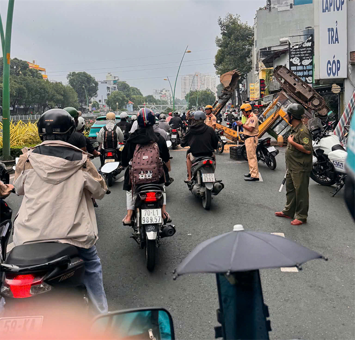 Lực lượng CSGT phối hợp cùng chính quyền địa phương để điều tiết giao thông. Ảnh: Tuấn Kiệt/Vietnamnet