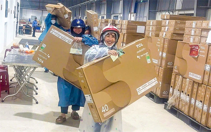 Công nhân nở nụ cười hạnh phúc khi được tặng tivi - Ảnh:Văn Dương/Tuổi Trẻ