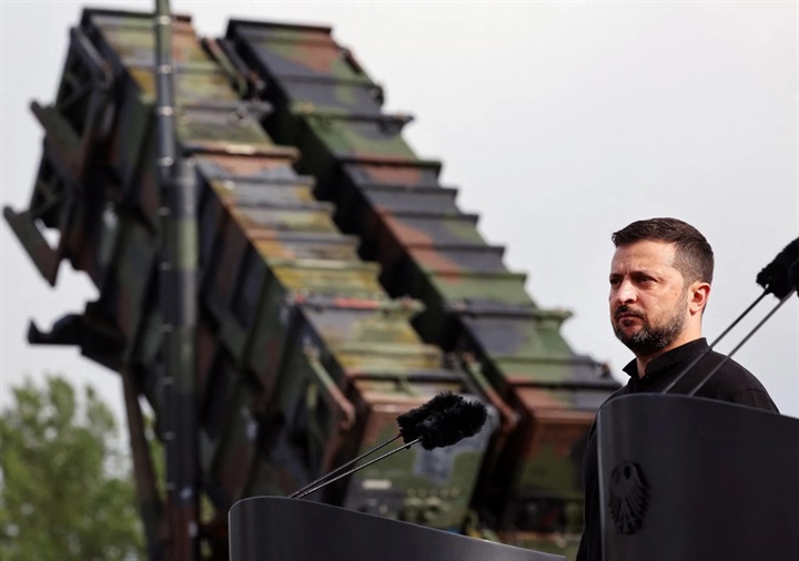 Tổng thống Volodymyr Zelensky trong một cuộc họp báo sau chuyến thăm khu vực huấn luyện quân sự ở Mecklenburg-Vorpommern, đông bắc nước Đức, ngày 11/6/2024, nơi các binh sĩ Ukraine đang được huấn luyện về hệ thống tên lửa phòng không Patriot. (Ảnh của Jens Buettner / POOL / AFP)