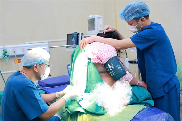 Bác sĩ trong ca phẫu thuật cho sản phụ. Ảnh: Bệnh viện cung cấp