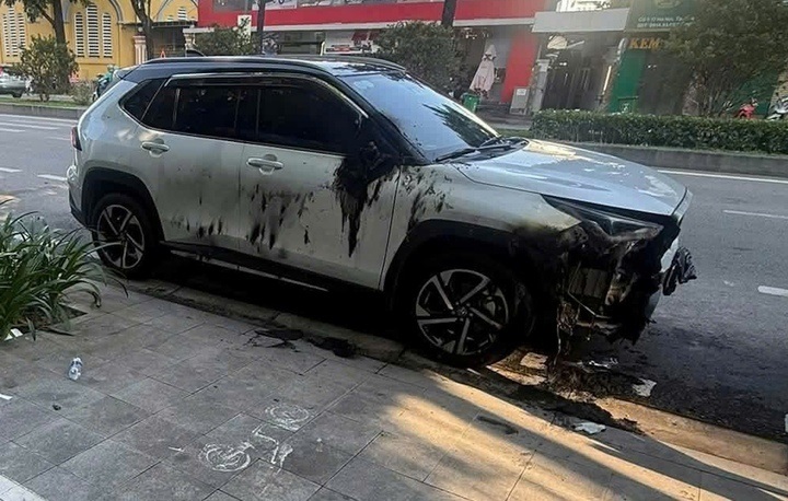 hiếc xe bị đốt phá khi đang đậu ở ven đường Hà Nội (phường Thuận Hoá, TP Huế). Ảnh: VTCnews
