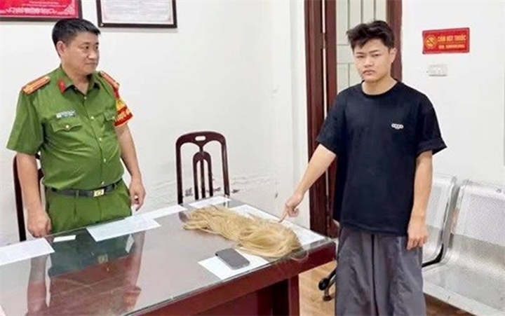 Nguyễn Huy Hoàng tại Công an phường Phú Diễn. Ảnh: Lao động