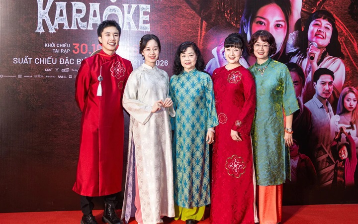 Nghệ sĩ Vân Dung cùng người thân trong buổi ra mắt phim "Án mạng Karaoke". (Ảnh: Phụ nữ Việt Nam)