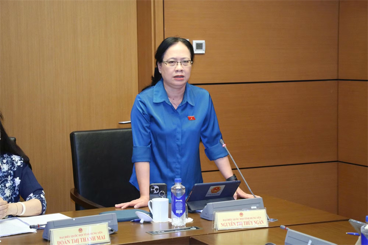 Đại biểu Nguyễn Thị Thúy Ngần dẫn chứng số liệu thực tế, chất thải thực phẩm chiếm trên 50% lượng rác thải rắn sinh hoạt nhưng năng lực xử lý thành phân hữu cơ chỉ đáp ứng gần 13%. (Ảnh: QH)