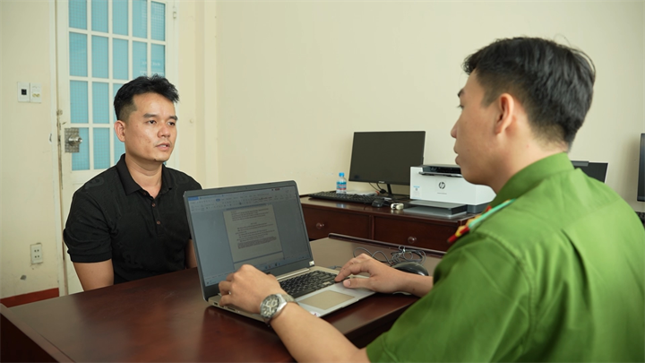 Nghi can Nguyễn Minh Đắc tại cơ quan công an. Ảnh: Thanh Niên