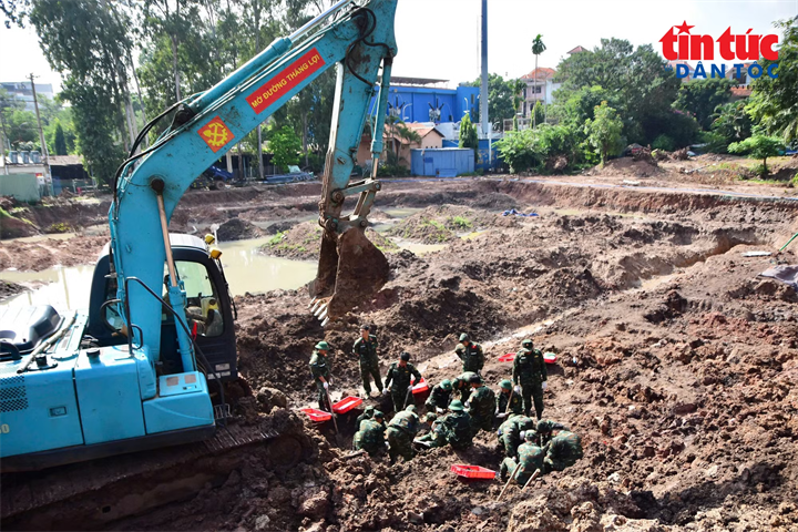 Cán bộ, chiến sĩ Đội Quy tập thuộc Bộ Tư lệnh TP Hồ Chí Minh thực hiện nhiệm vụ tìm kiếm hài cốt liệt sĩ.