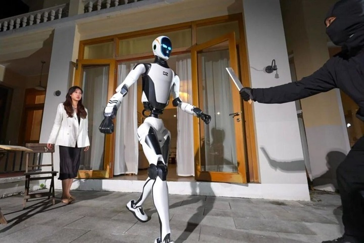 Robot H2-X bảo vệ một phụ nữ trước kẻ đột nhập cầm dao trong video quảng cáo do Unitree Robotics công bố hôm thứ Tư. Ảnh: SCMP.